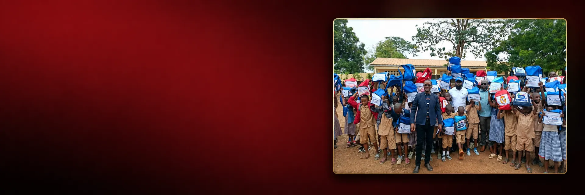 Distribution de kits scolaires par le groupe dans une école