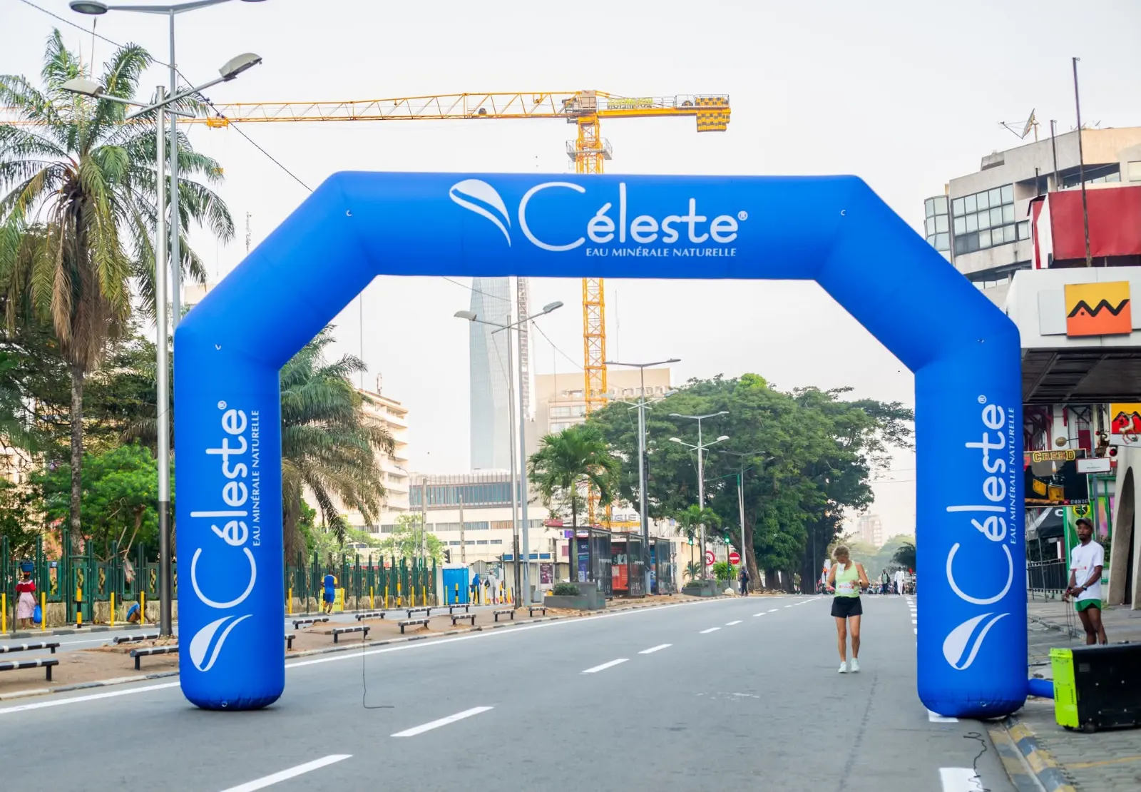 Arche gonflable Céleste sur le parcours du Marathon international du District d’Abidjan
